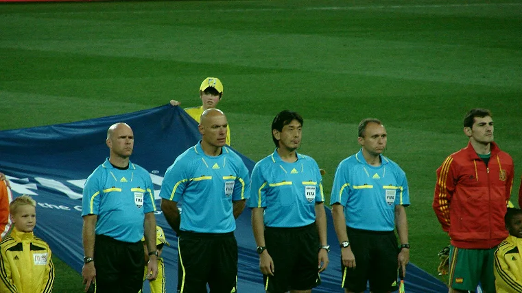 国际赛事球场看台与旗帜实拍(赛制设计的新难题)
